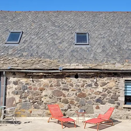 Casa de Férias Maison Renovee Au Coeur Des Volcans D'auvergne Avec Jardin, Terrasse Et Animaux Acceptes - Fr-1-742-156